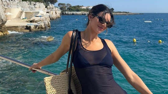 Kendall Jenner posa com beachwear all black em cenário paradisíaco