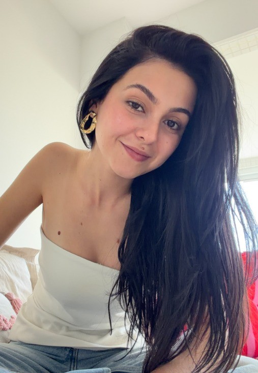 Klara Castanho exibe beleza natural ao posar sem maquiagem