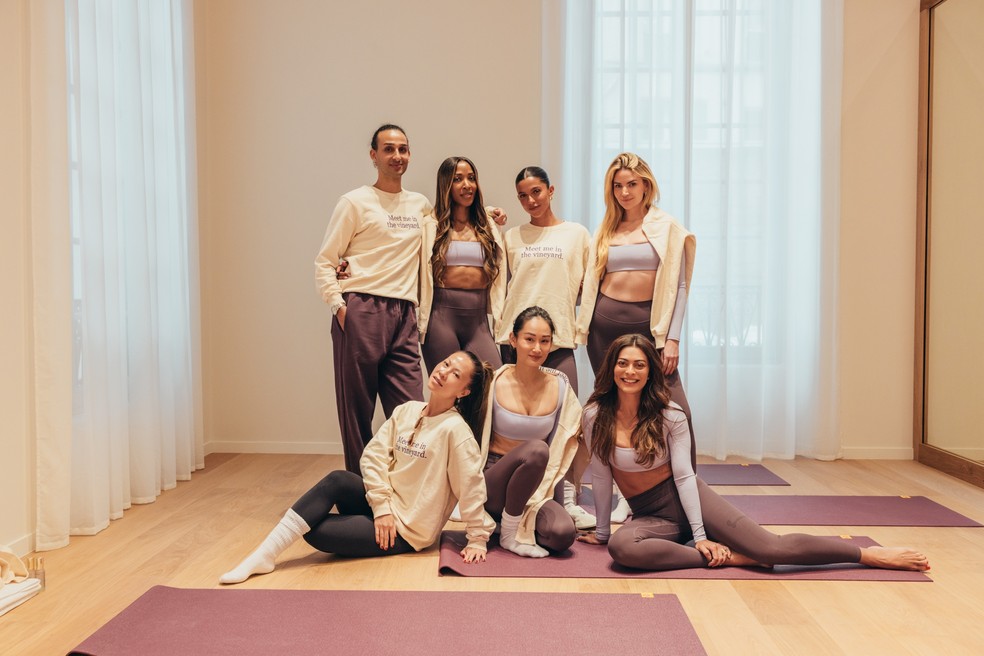 Amigas da marca em uma experiência de autocuidado com aula de ioga — Foto: Divulgação