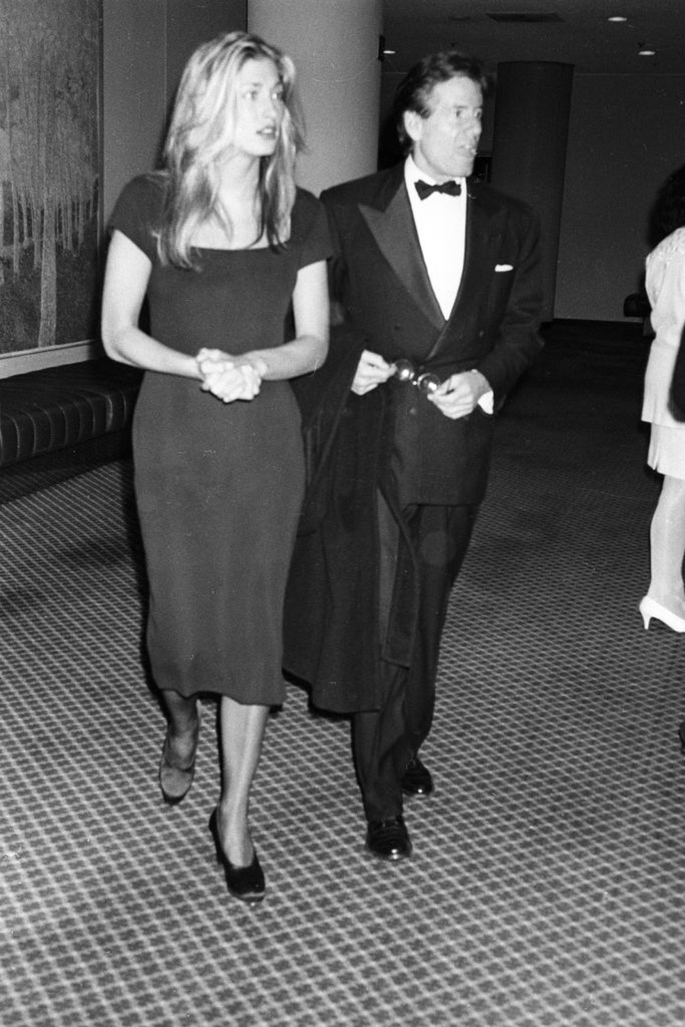 Carolyn Bessette-Kennedy e Calvin Klein comparecem ao evento beneficente City of Hope em Nova York, 1992. — Foto: Getty Images