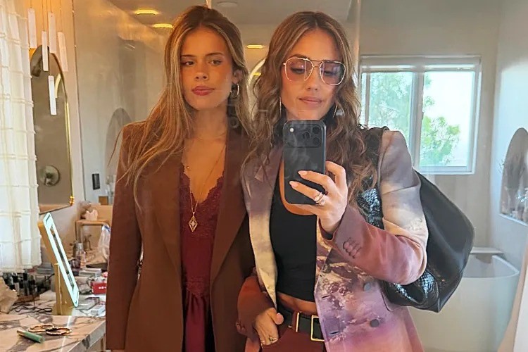 Jessica Alba surge combinando looks com a filha de 17 anos em noite de moda e amizade: “Noite com minha melhor amiga”