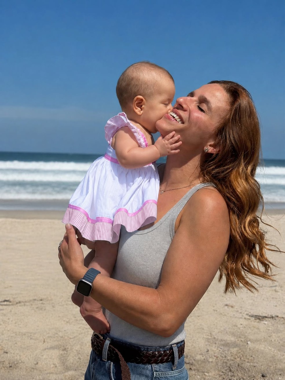 Jade Barbosa encanta ao vestir filha com look de sua infância no primeiro Dia das Mães — Foto: Reprodução/Instagram