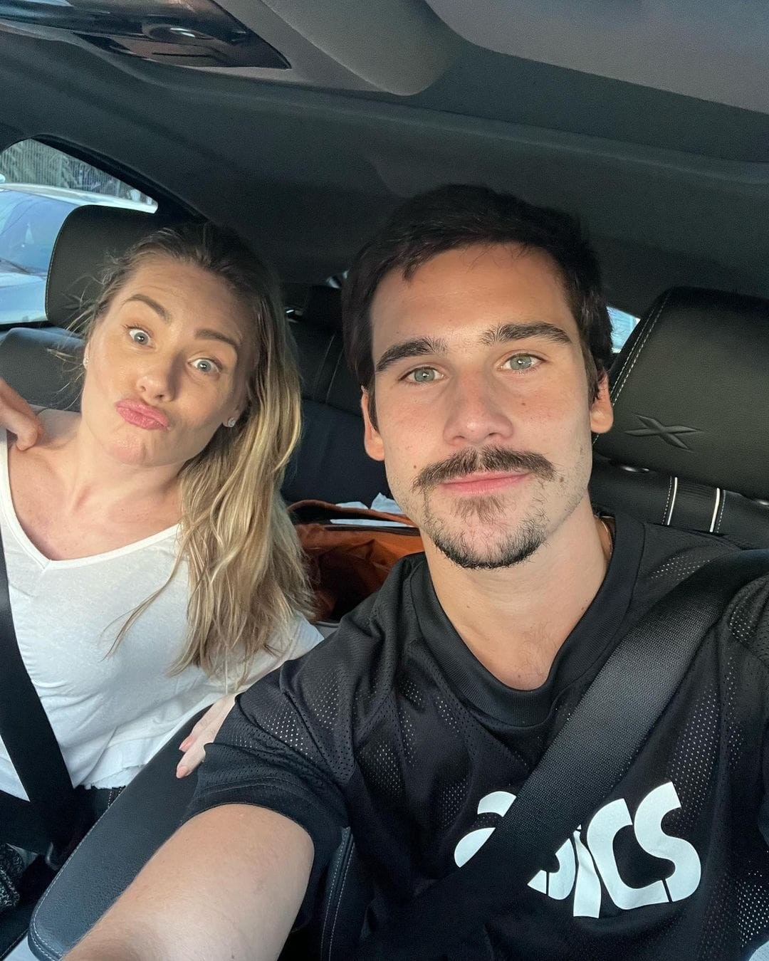 Nicolas Prattes posa com a mãe e semelhança impressiona