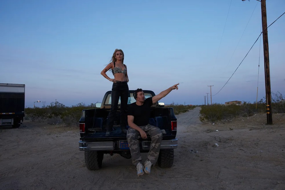Cyrus e Alas no set de “Different Religion.” — Foto: Divulgação