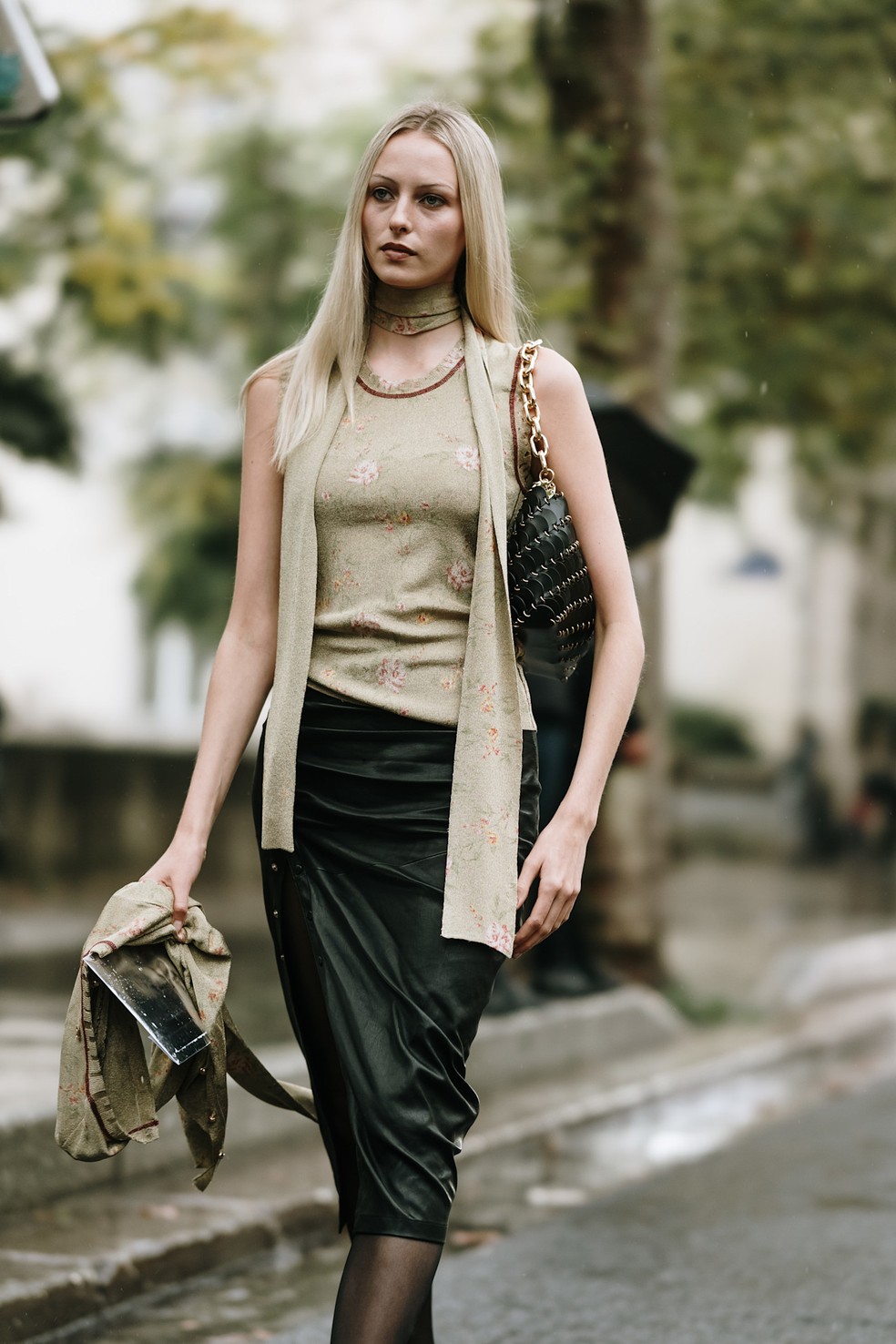 Camiseta com saia midi: urbano chique — Foto: Launchmetrics Spotlight