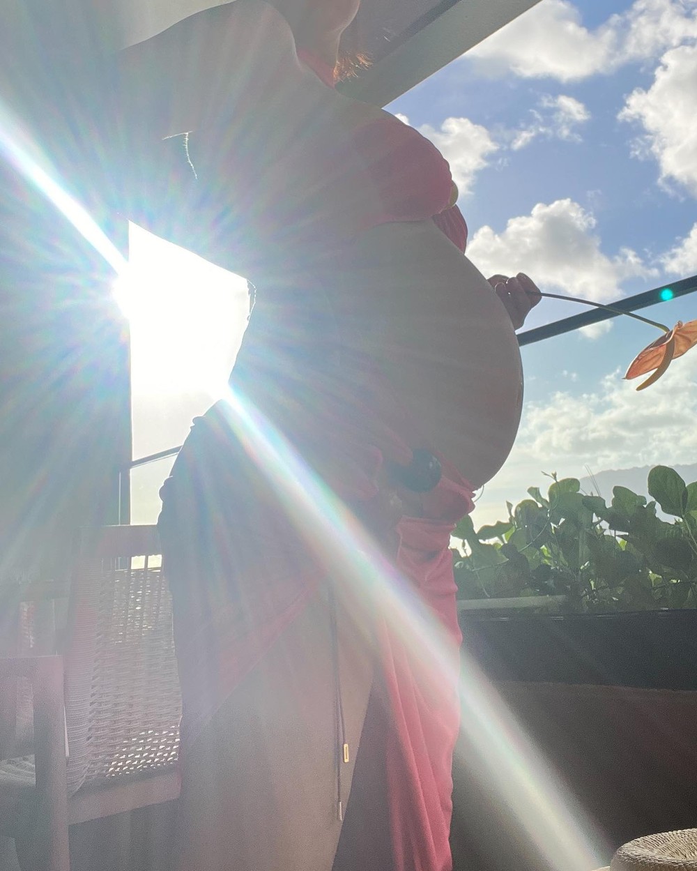 Kourtney Kardashian elege beachwear barbiecore para exibir barrigão da