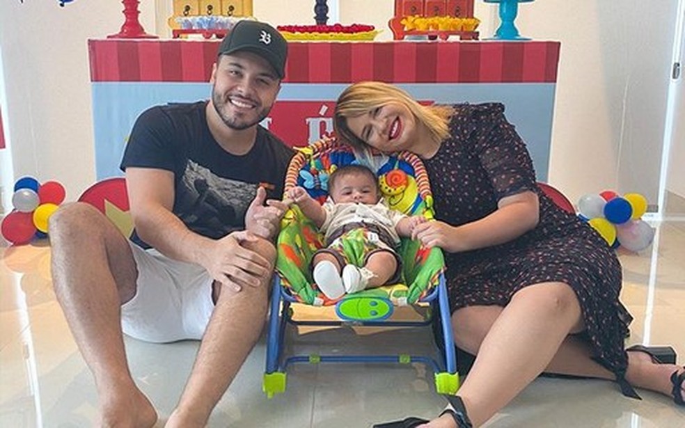 Marília Mendonça faz festinha de mêsversário para Leo: "Hoje eu comemoro o nosso amor mútuo, comemoro a sua vida" — Foto: Vogue