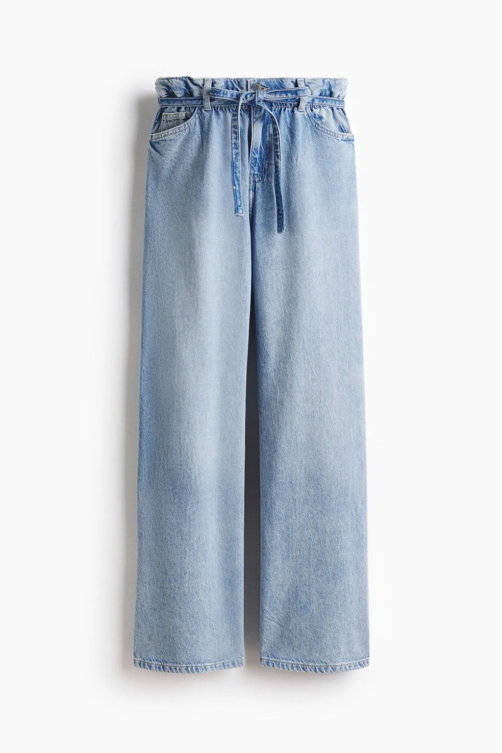 Calça jeans paper bag com cinto de amarrar, H&M — Foto: Reprodução