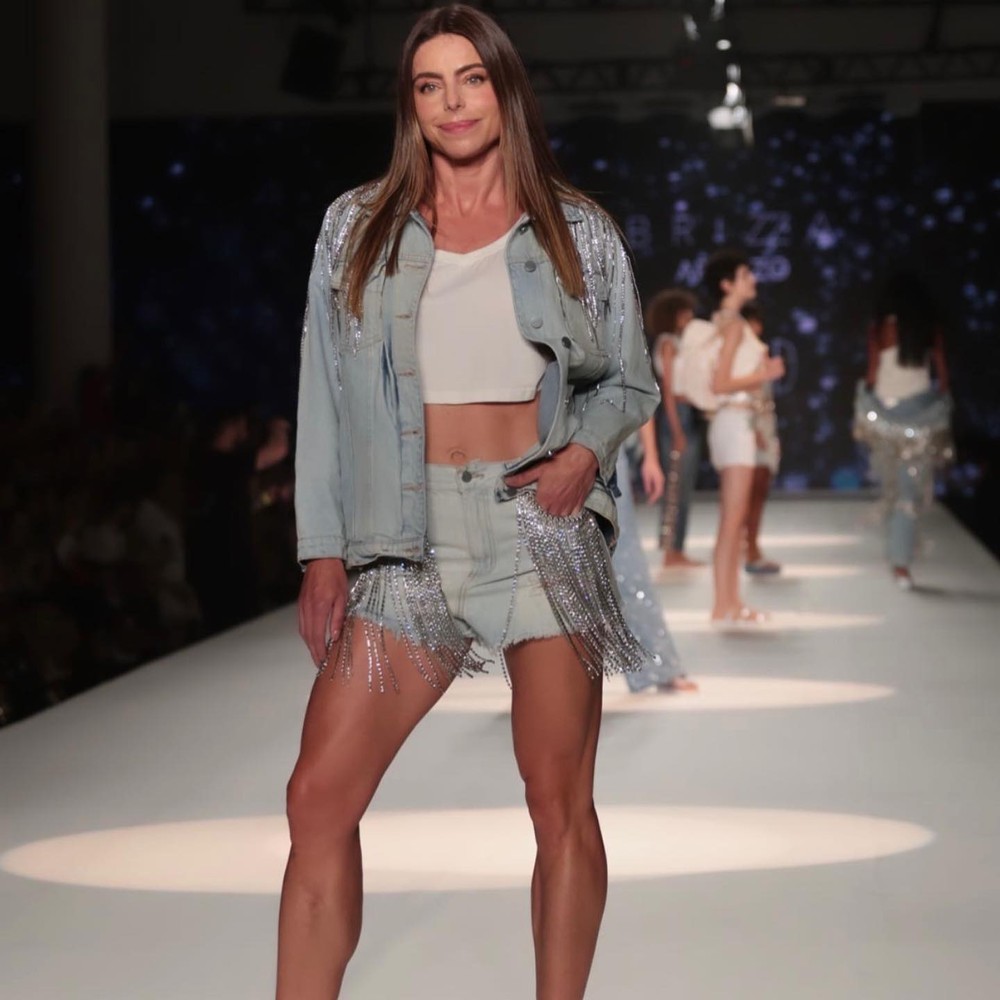 Daniella Cicarelli volta às passarelas aos 44 anos