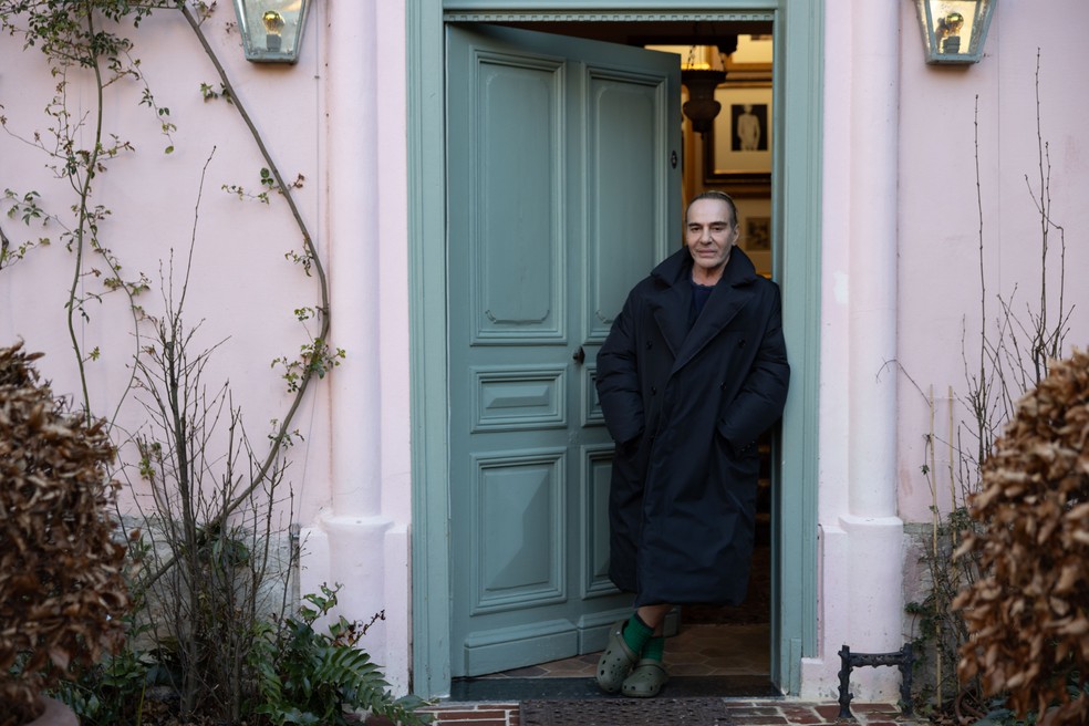Galliano na porta de entrada de sua casa — Foto: Divulgação