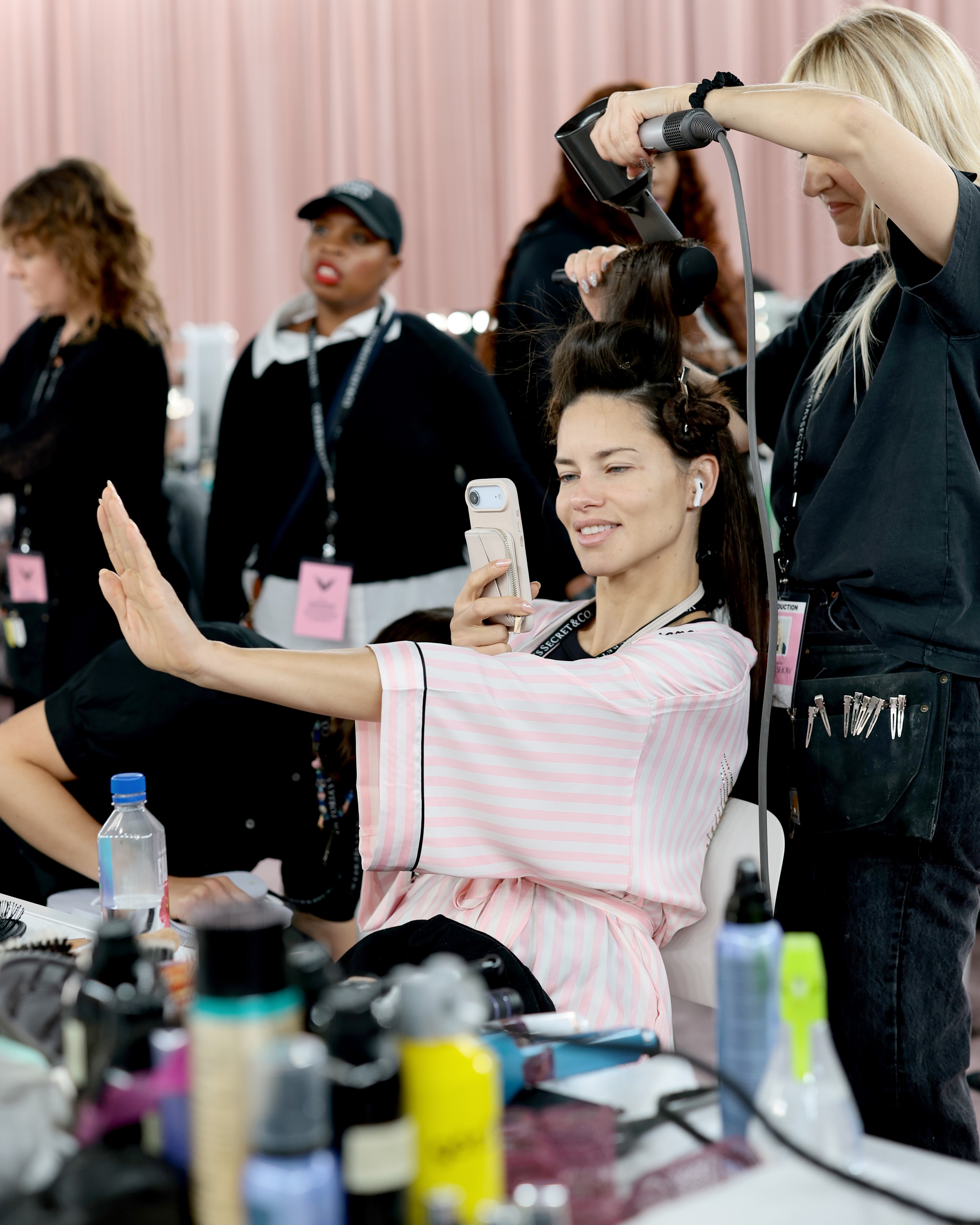 Adriana Lima, Irina Shayk e mais modelos se preparam para o Victoria's Secret Fashion Show 2025