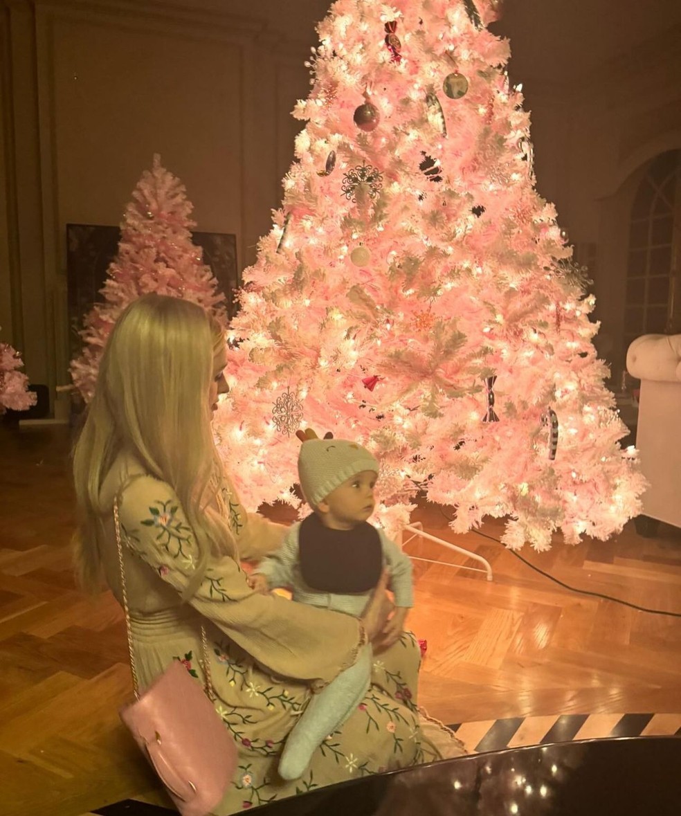 Paris Hilton exibe decoração de Natal luxuosa ao lado do filho, Phoenix