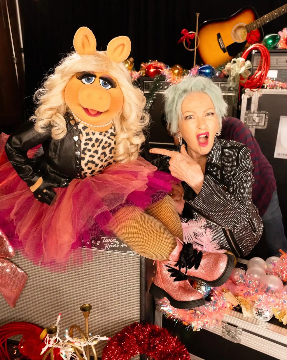 Miss Piggy e Cyndi Lauper — Foto: A Walt Disney Company