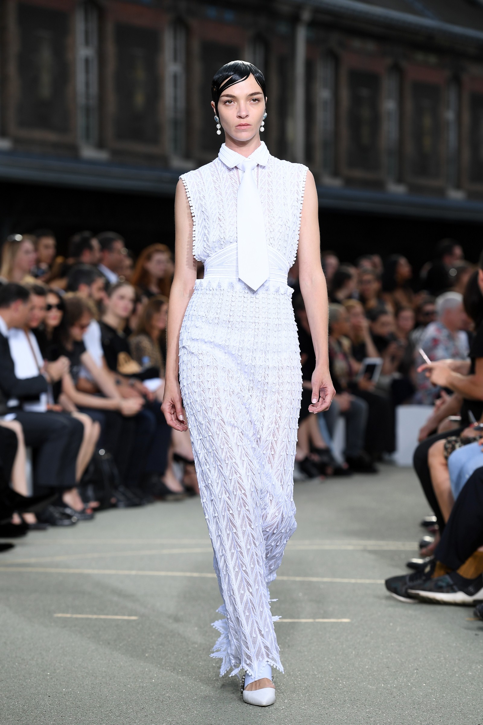 Givenchy inclui looks femininos na temporada masculina