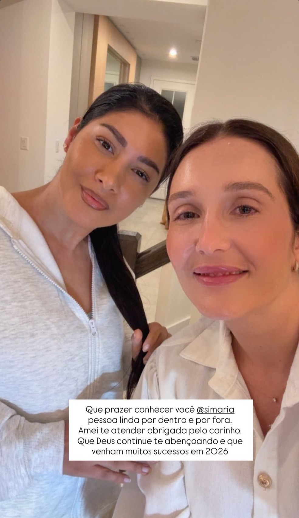 Às vésperas do Natal, Simone e Simaria posam juntas em Orlando