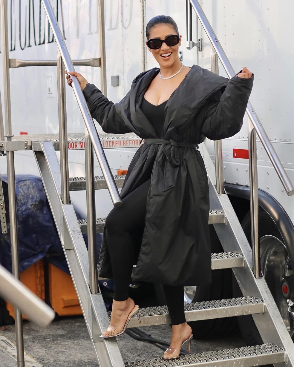 Simaria rouba a cena ao posar com look dark