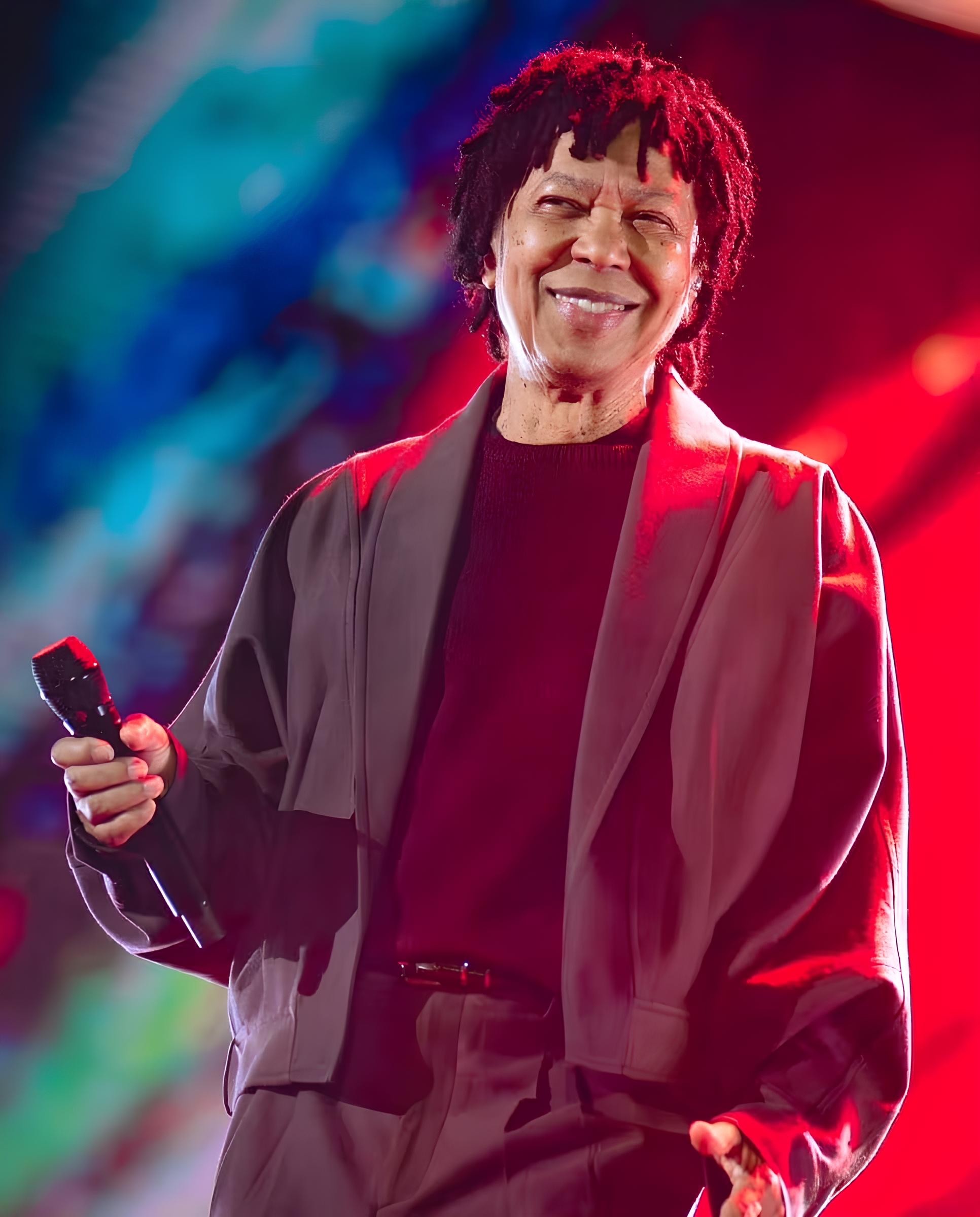 Djavan celebra 50 anos de carreira com figurino deslumbrante