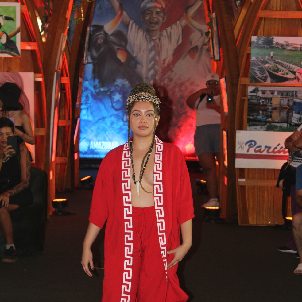 Glícia parading in Parintins with a look from Ateliê Derequine, made by women from the Witoto ethnic group - Photo: Sancha Anhez/ Disclosure