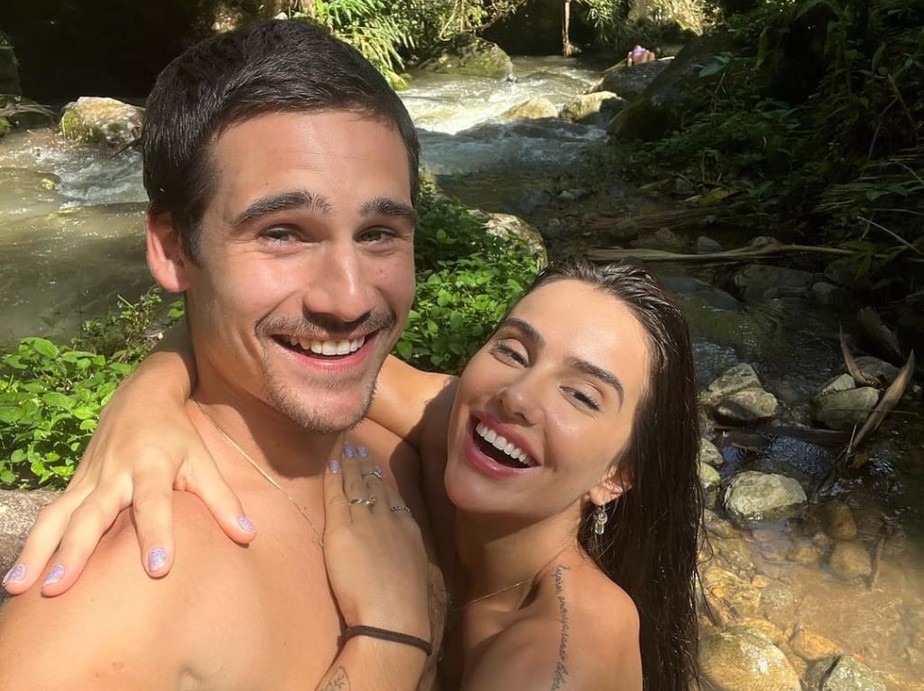 Nicolas Prattes exibe cliques encantadores em cachoeira com a namorada | Celebridades | Vogue