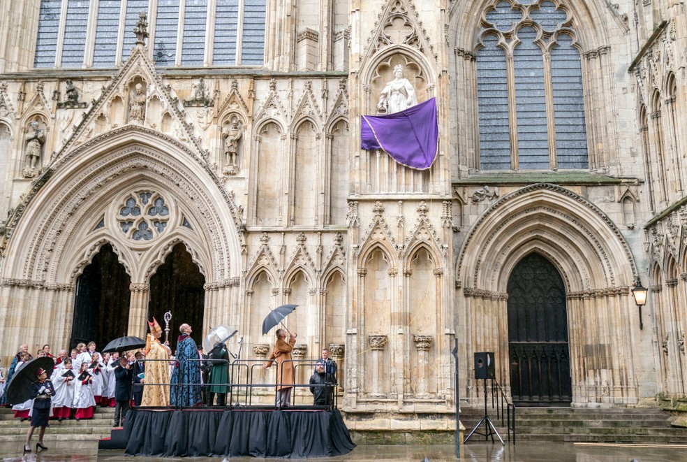 A estátua da rainha Elizabeth II é vista na Catedral de York revelada pelo rei Charles III e Camilla, rainha consorte durante uma visita oficial a Yorkshire em 09 de novembro de 2022 em York, Inglaterra — Foto: Getty Images
