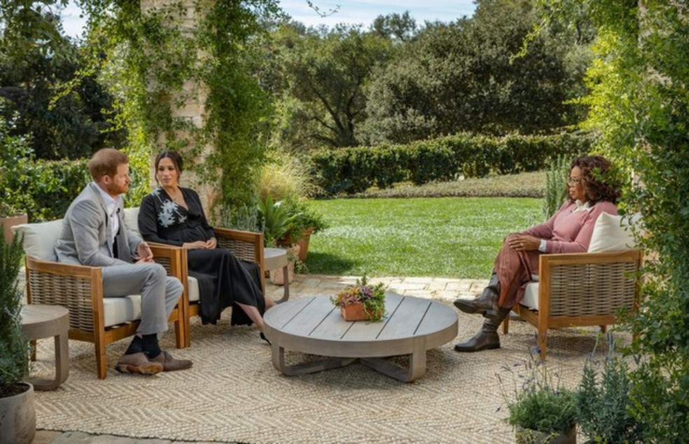 UNSPECIFIED - UNSPECIFIED: In this handout image provided by Harpo Productions and released on March 5, 2021, Oprah Winfrey interviews Prince Harry and Meghan Markle on A CBS Primetime Special premiering on CBS on March 7, 2021. (Photo by Harpo Production (Foto: Harpo Productions/Joe Pugliese v) — Foto: Vogue