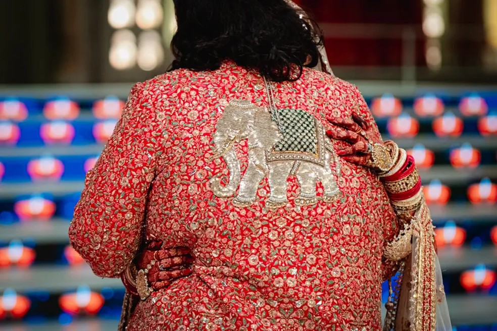"Os detalhes da roupa de casamento de Anant" — Foto: Joseph Radhik