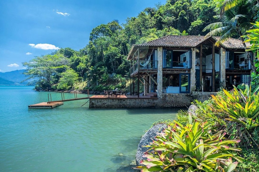 Do mar: loft do Villa Bom Jardim, visto das águas calmas da região de Paraty  — Foto: Reprodução/Instagram
