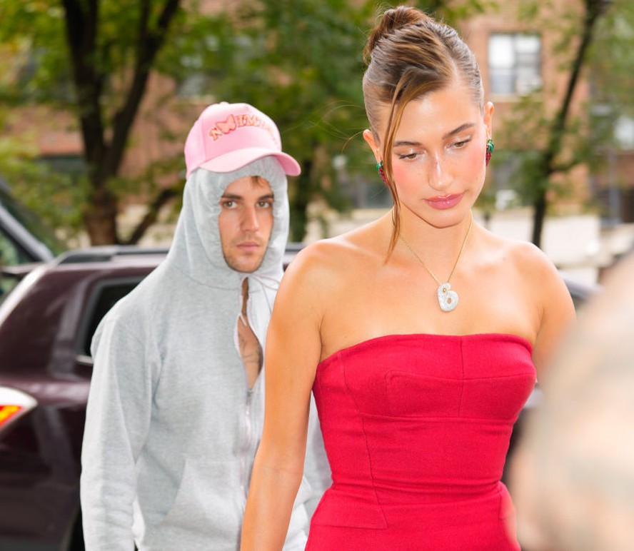 Internet reage a look inusitado de Justin Bieber durante evento da marca de  Hailey | Celebridades | Vogue