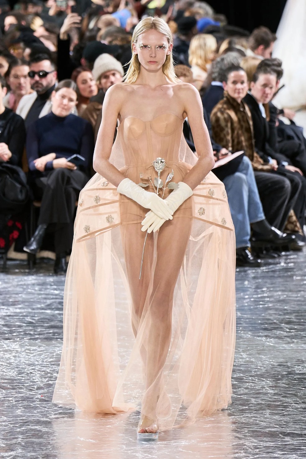 Um look da coleção Couture Primavera 2024 de Simone Rocha para Jean Paul Gaultier.   — Foto: Vogue Runway