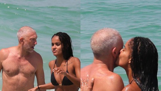 Vincent Cassel curte praia em clima de romance com a nova namorada, a modelo brasileira Narah Baptista
