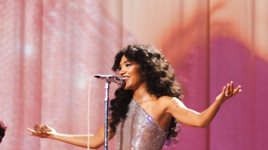 Olivia Dean: 5 looks com glamour dos anos 70 para se inspirar para a próxima festa