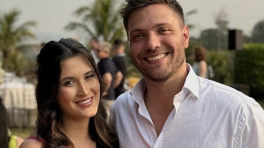 Bia Bonemer posa com o namorado e fãs elogiam: "Casal lindo"