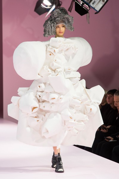 Comme des Gar ons refor a f rmula conceitual com roupas escultura