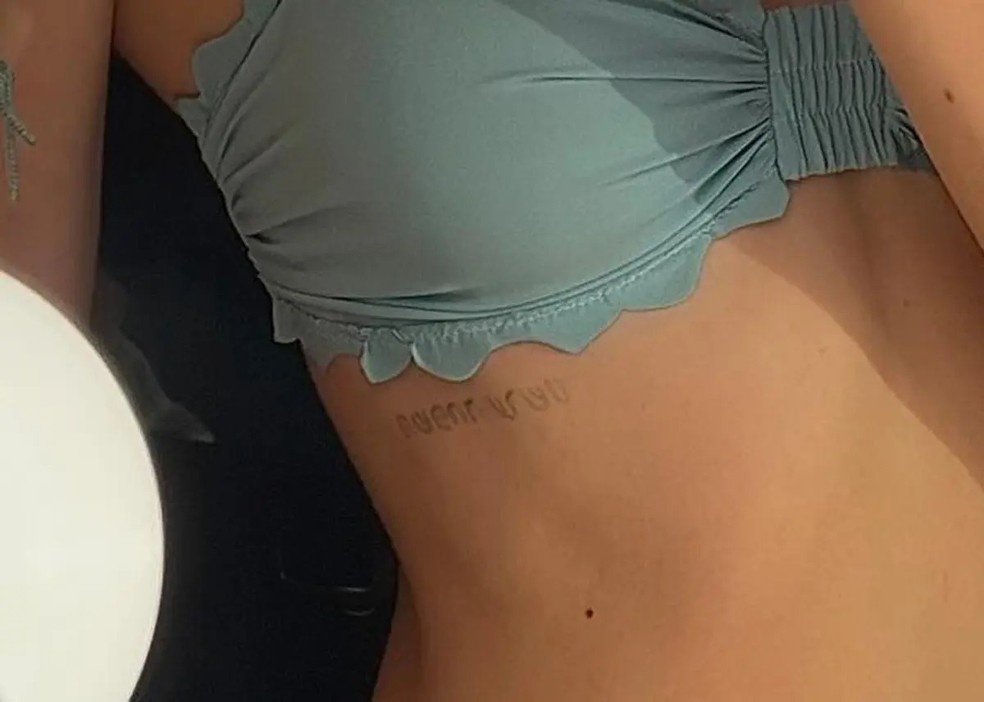 Detalhe da tatuagem "família em primeiro lugar de Nicola Peltz — Foto: Reprodução/Instagram