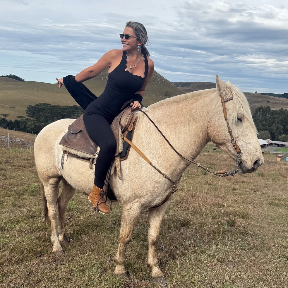 Katia Aveiro faz charme ao fazer ensaio com cavalo — Foto: reprodução/instagram