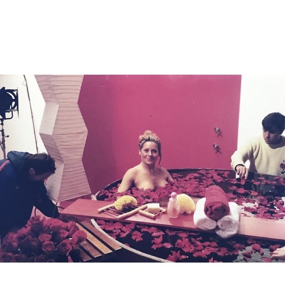 Vera Fischer aparece nua em banheira com pétalas de rosa ao relembrar comercial (Foto: Reprodução/Instagram) — Foto: Vogue