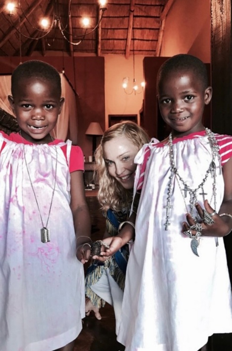 Madonna parabeniza as filhas gêmeas, Estere e Stella — Foto: Reprodução/Instagram