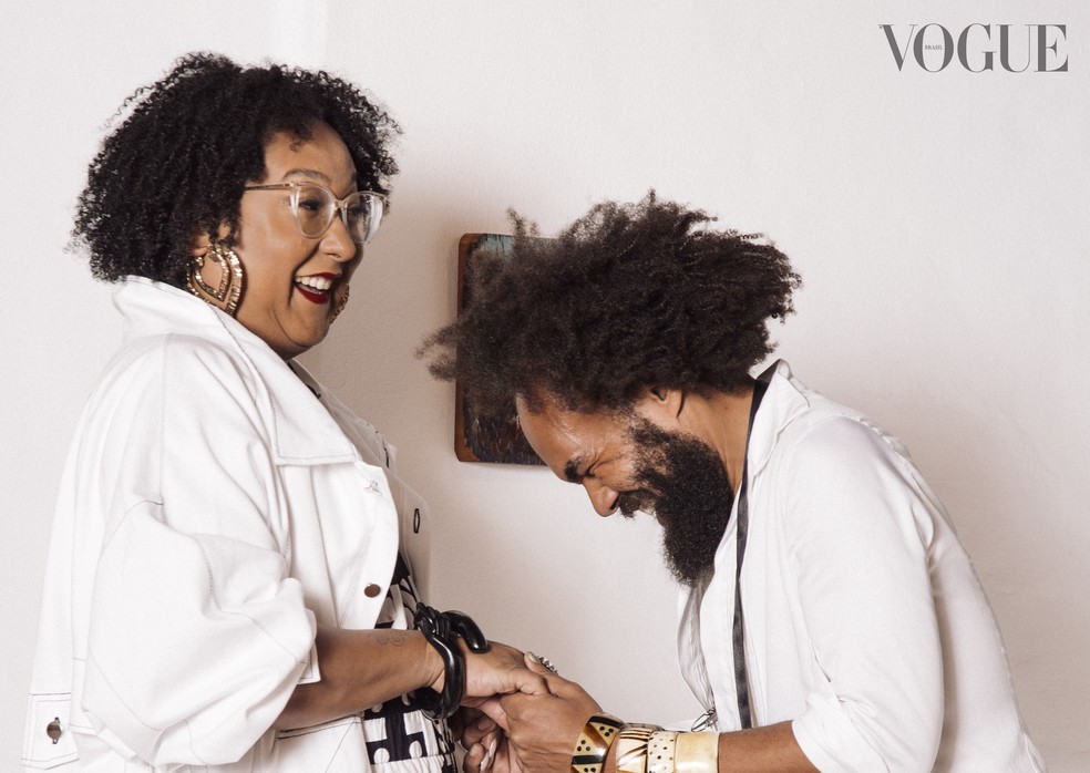 Fotografados na Casa Zalszupin, em São Paulo, Isa Isaac Silva e Wilson Ranieri usam looks de suas respectivas marcas — Foto: João Bertholini/ Vogue Brasil