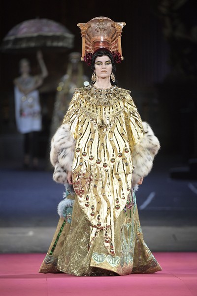 O espetáculo de Alta Moda da Dolce & Gabbana no palco do Teatro