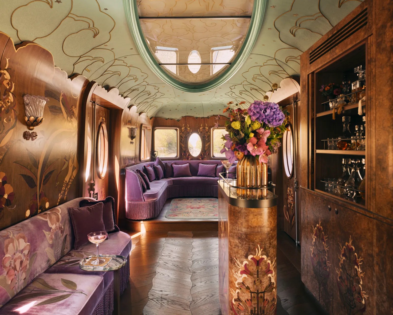 A bordo do vagão luxuoso que Baz Luhrmann e Catherine Martin criaram para o Belmond British Pullman