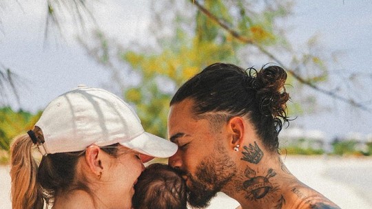 Maluma encanta a web ao posar com namorada e filha: "Bateria recarregada"