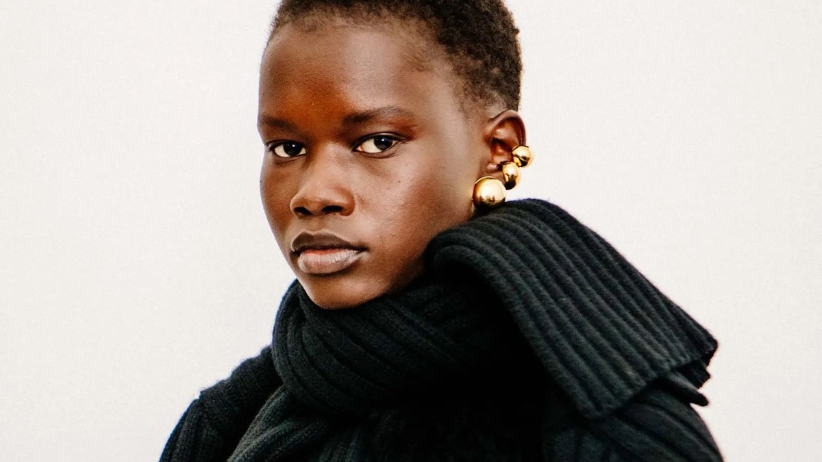 Pra que cachecol? Na NYFW, o styling da vez é amarrar o suéter bem ...