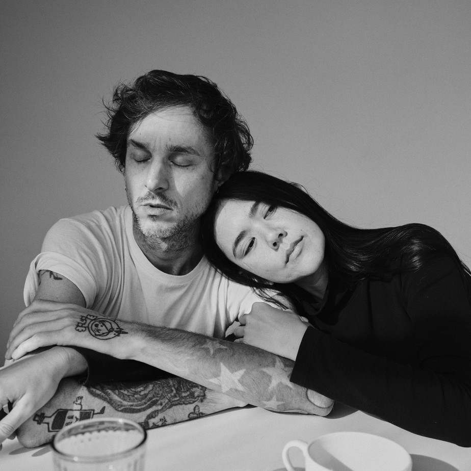 Lovefoxxx e Chuck Hipolitho liberam novo single 'DTF'