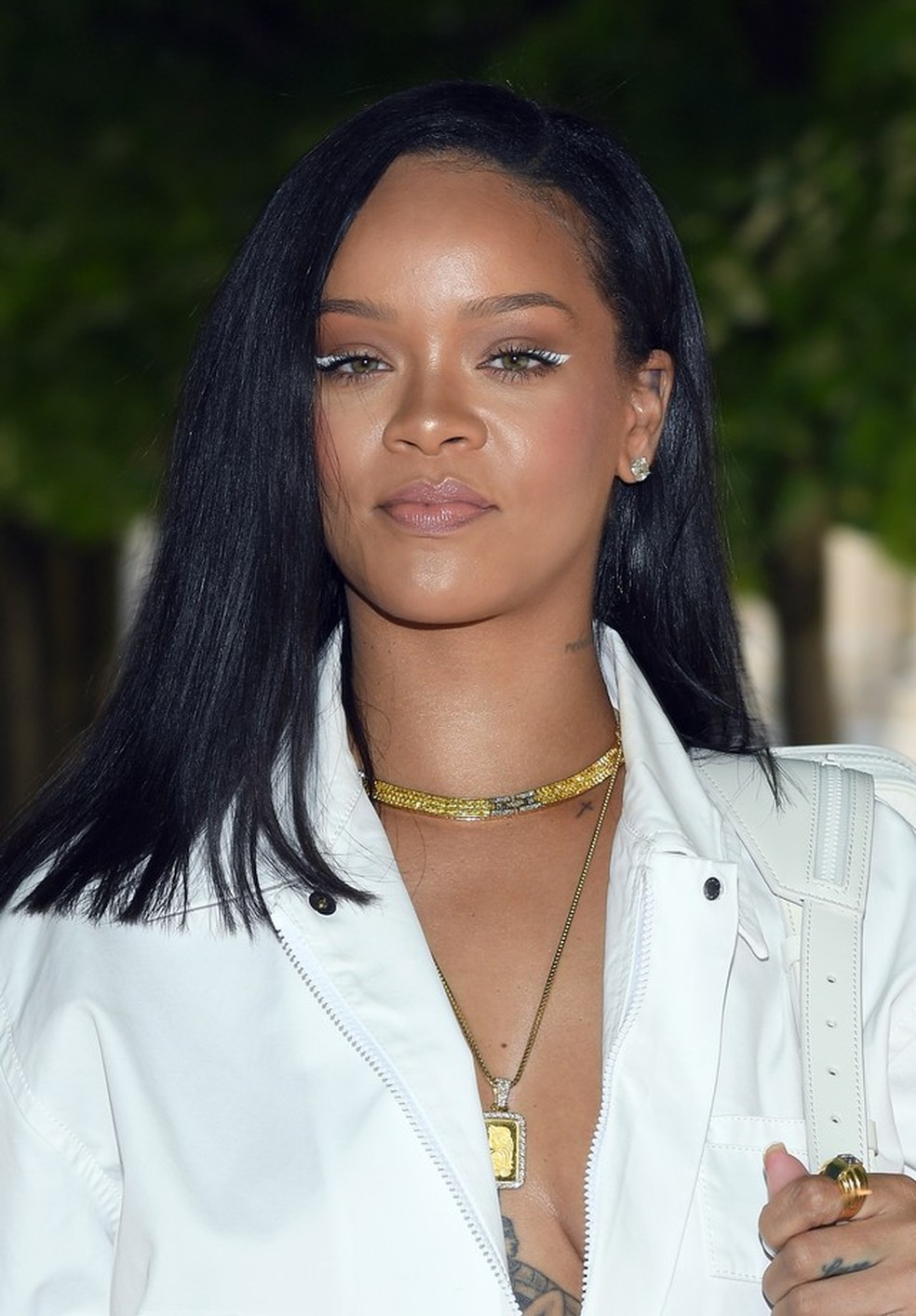 Rihanna optou pelo delineador branco no canto dos olhos para o desfile da Louis Vuitton (Foto: Getty Images) — Foto: Vogue