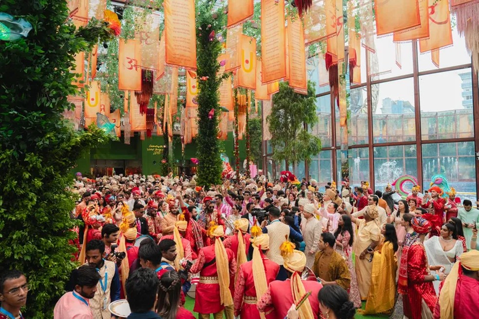 "O baraat é uma procissão habitual onde o noivo é acompanhado pela sua família e amigos" — Foto: Joseph Radhik