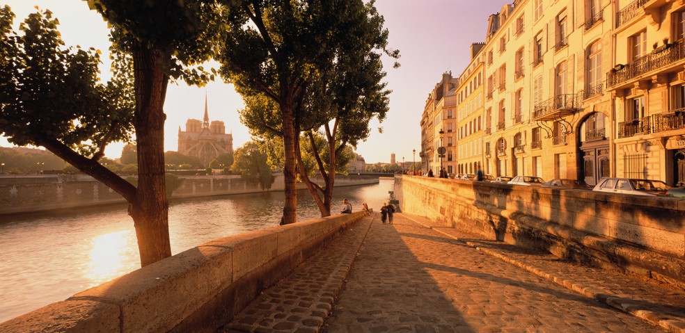 Em Paris, moda não é só desfile fechado: dá pra visitar a Fondation Louis Vuitton, passear pelo Marais e fechar o dia num café como o Flore, onde a cidade toda parece estar de olho no próximo look — Foto: Getty Images