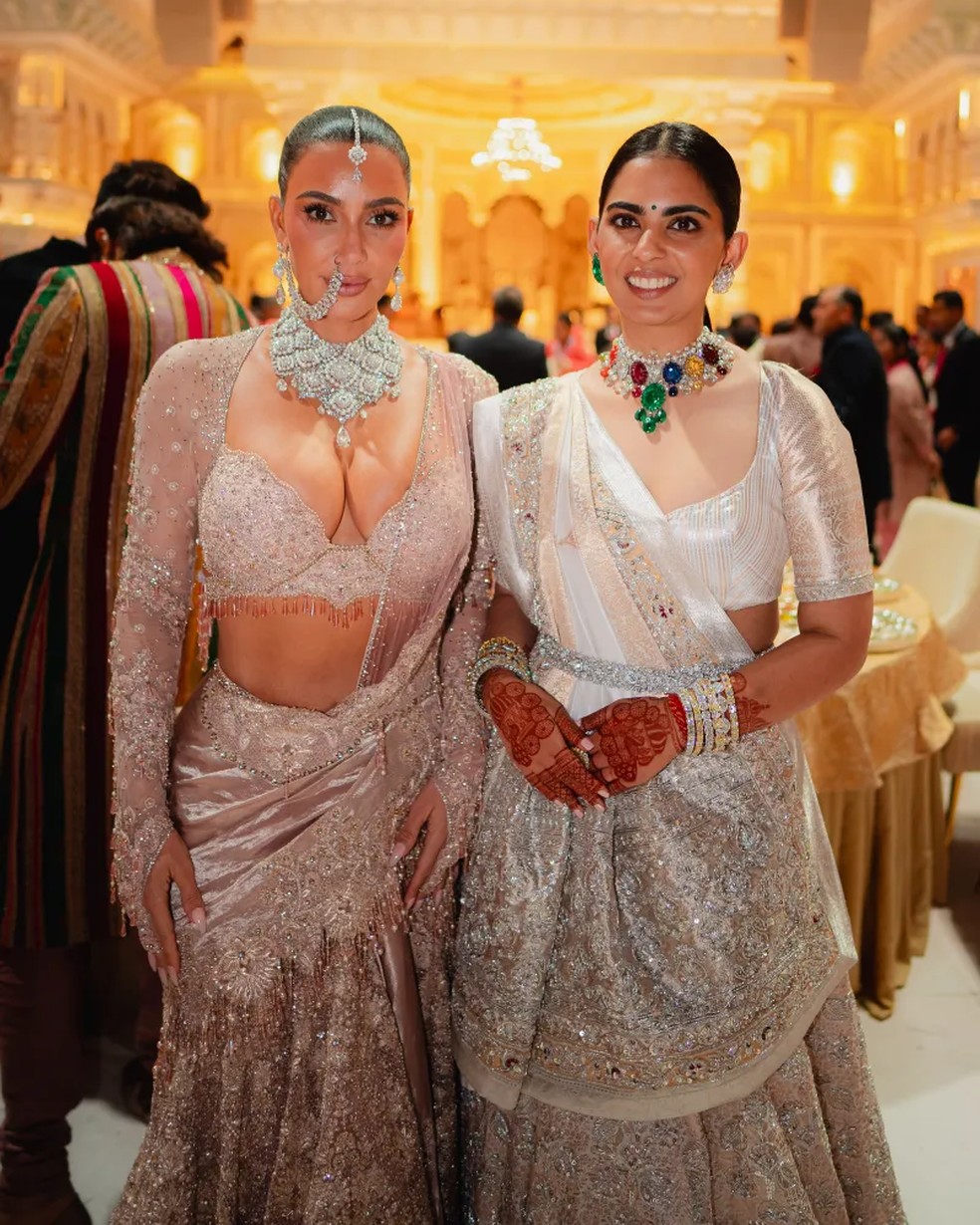 Kim Kardashian e Isha Ambani — Foto: Joseph Radhik