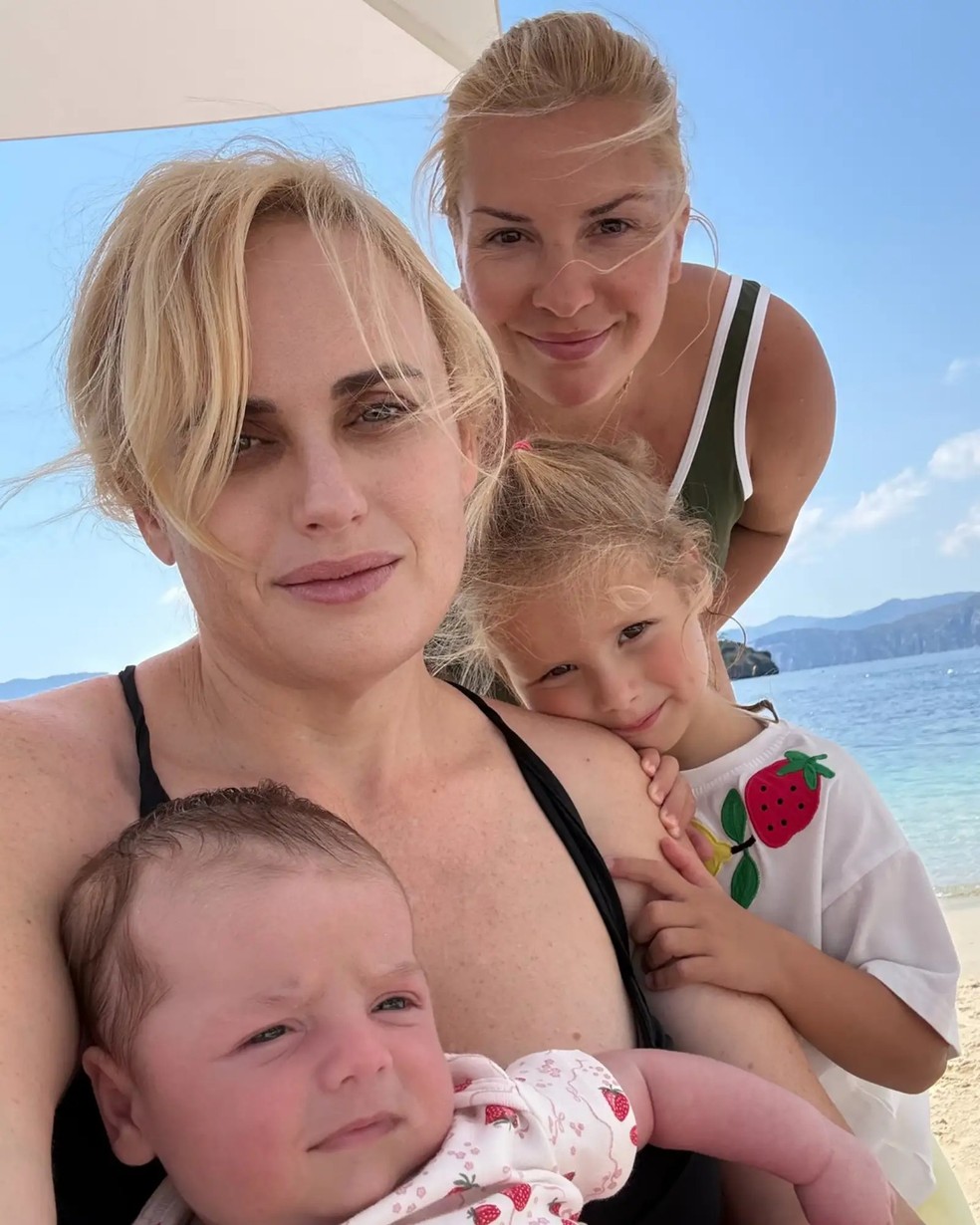 Rebel Wilson e Ramona Agruma com suas filhas — Foto: Reprodução/Instagram