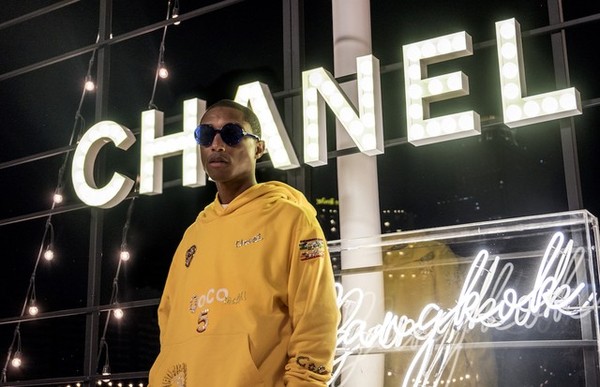 CHANEL X PHARRELL WILLIAMS コラボ A nova parceria mais quente da moda? Pharrell Williams para Chanel!