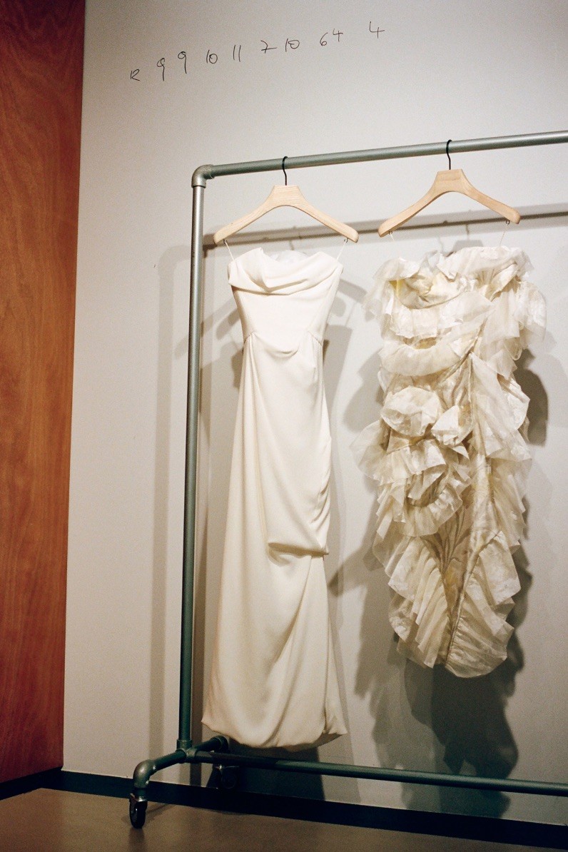 A prova de vestido de noiva de Erin Wasson, com looks de Vivienne Westwood